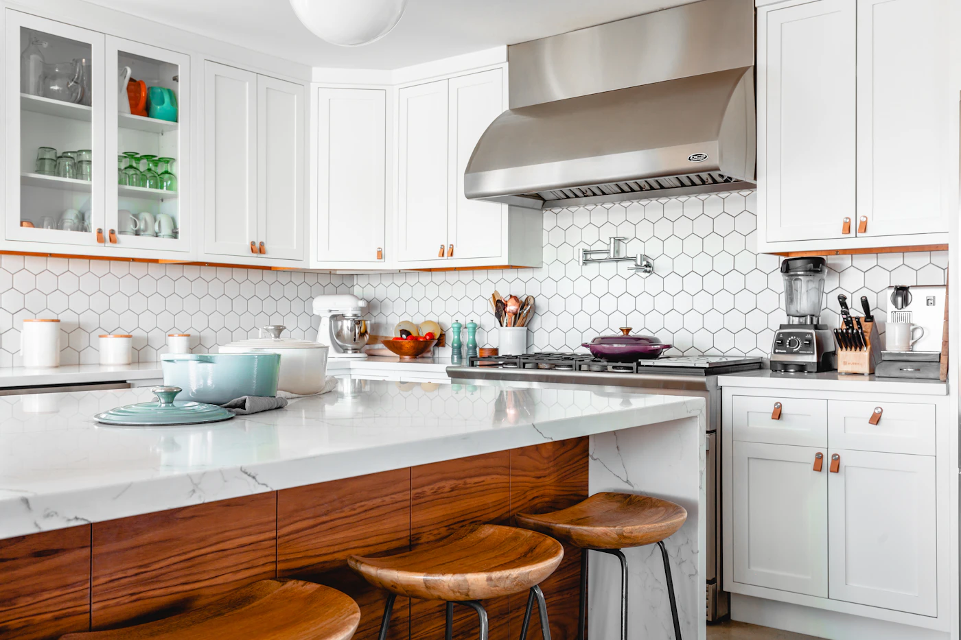Warm Modern Kitchen — referensi visual demo